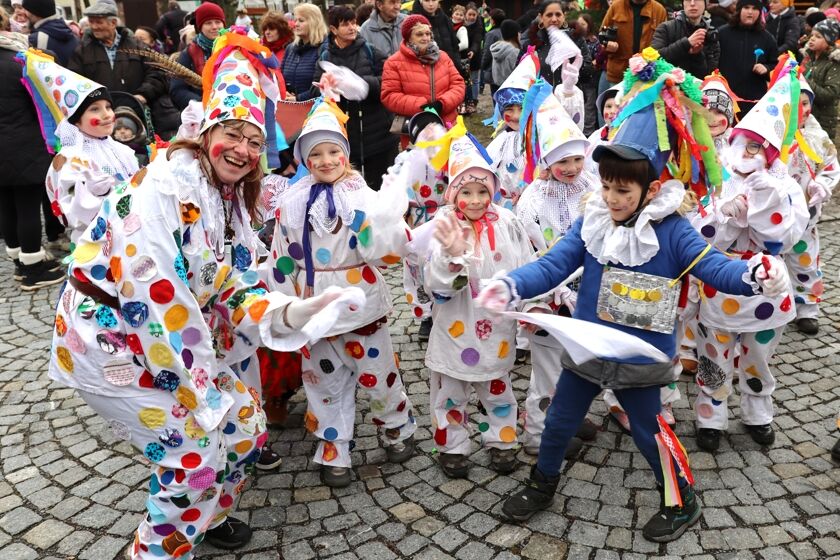 Dopolední část programu patří masopustnímu průvodu dětí z hlineckých škol a okolí, 2024. Foto: Pavel Bulena, Muzeum v přírodě Vysočina