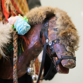 Detail masky kobyly v Expozici masopustních obchůzek a masek z Hlinecka, 2021. Foto: Pavel Bulena, Muzeum v přírodě Vysočina.