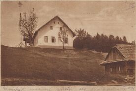 Hostinec na Martiňáku s přilehlou dřevěnicí. 