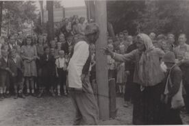 Kácení máje v Rožnově pod Radhoštěm roku 1946