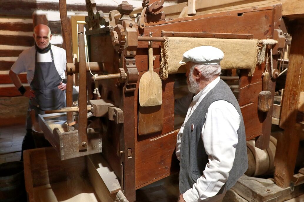 Mletí mouky ve veselokopeckém mlýnu, 2025. Foto: Pavel Bulena, Muzeum v přírodě Vysočina