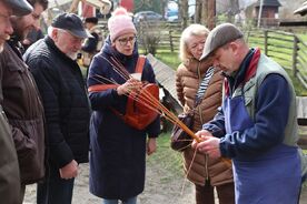 Ukázka pletení pomlázek, z programu Velikonoce na Veselém Kopci, 2023. Foto: Pavel Bulena, Muzeum v přírodě Vysočina