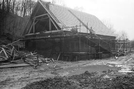 4_ Výstavba rekonstrukce hamru v Mlýnské dolině, 1985 / Building the reconstruction of the tilt-hammer in Water Mill Valley, 1985