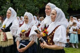 Valašské muzeum v přírodě – ženy ve vyvazovačkách na programu Anenská pouť.
