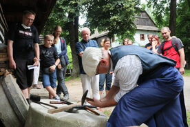 PhDr. Radim Urbánek během ukázky křesání mlýnského kamene, 2021. Foto: Lenka Jedličková, Muzeum v přírodě Vysočina