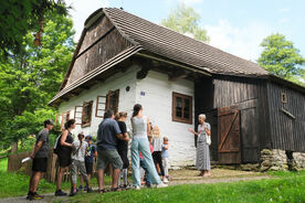 Komentovaná prohlídka na Veselém Kopci, 2021. Foto: Pavel Bulena, Muzeum v přírodě Vysočina