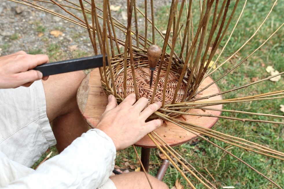 Výroba proutěného koše, 2025. Foto: Pavel Bulena, Muzeum v přírodě Vysočina