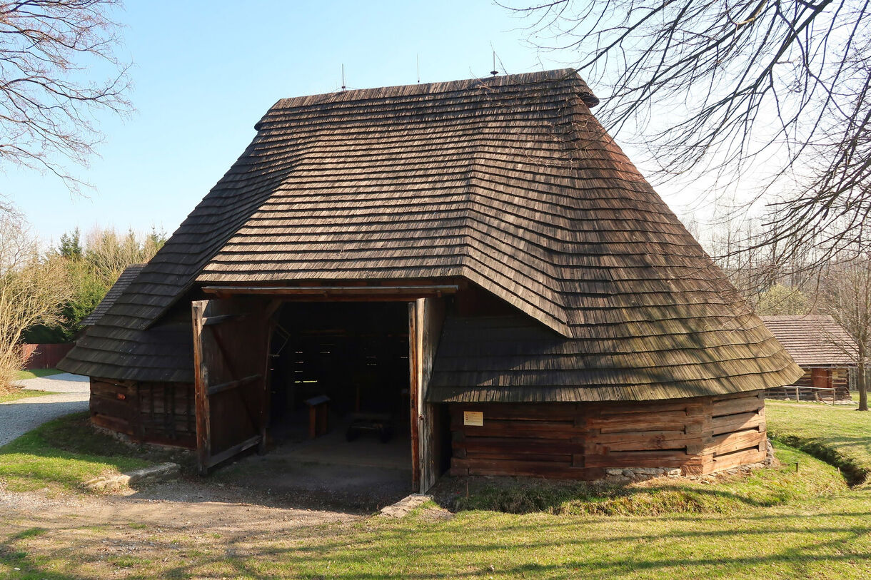 Polygonální stodola ze Sádku se v letošním roce dočká nové šindelové střechy.