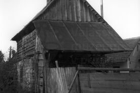 2_Lutonina, kovárna s přístřeškem před demontáží, 1962 / Lutonina, the smithy and shed before dismantling, 1962