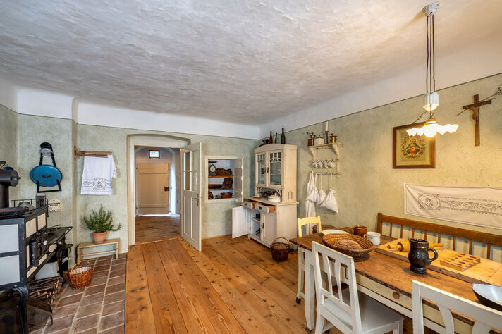 Selské obytné stavení s průvodcem