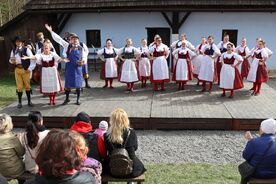 Vystoupení folklorního souboru Kalamajka, z programu Velikonoce na Veselém Kopci, 2024. Foto: Nikola Pospíšilová, Muzeum v přírodě Vysočina