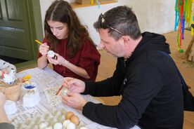 Z workshopu zdobení kraslic voskem, 2024. Foto: Pavel Bulena, Muzeum v přírodě Vysočina