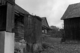 2_ Mališova kula v Lužné, dvůr domu čp. 28, před rokem 1964/ The group of cottages owned by Mališ’ relatives Lužná, the yard of building no. 28, before 1964