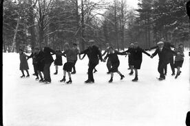 Rožnov pod Radhoštěm - bruslení v parku, 1930.