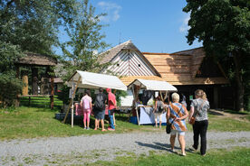 Stánky s výrobky během programu, 2021. Foto: Archiv Muzea v přírodě Vysočina.
