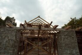 5_ Výstavba vozovny z Ostravice v Mlýnské dolině – hotovení konstrukce krovu, 2003 / Water Mill Valley, building the roof timber construction, 2003 