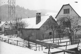1_Lisovna oleje v zástavbě domů v Brumově, 1962 / The oil mill in the built-up area of Brumov, 1962